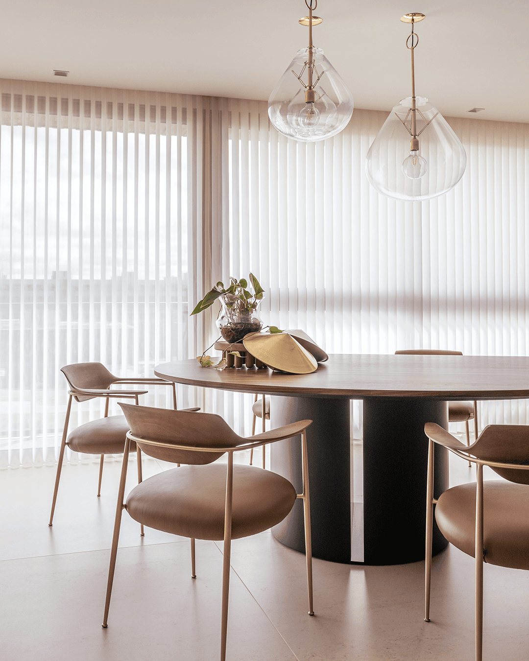 Luminette Hunter Douglas — cortinas verticais com lâminas e véus transparentes em grande abertura de vidro, Alphaville